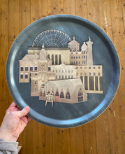 Ladda upp bild till gallerivisning, Göteborgsbricka med motivet ”La Borg”
