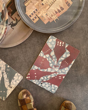 Ladda upp bild till gallerivisning, Serveringsbräda ”Jul i Staden” röd
