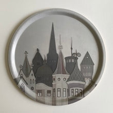 Ladda upp bild till gallerivisning, Bricka med motivet ”Snälla Arvika”.
