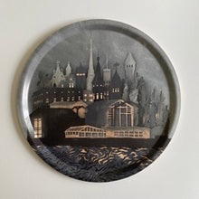 Ladda upp bild till gallerivisning, Bricka med motivet ”Arvikanatt”

